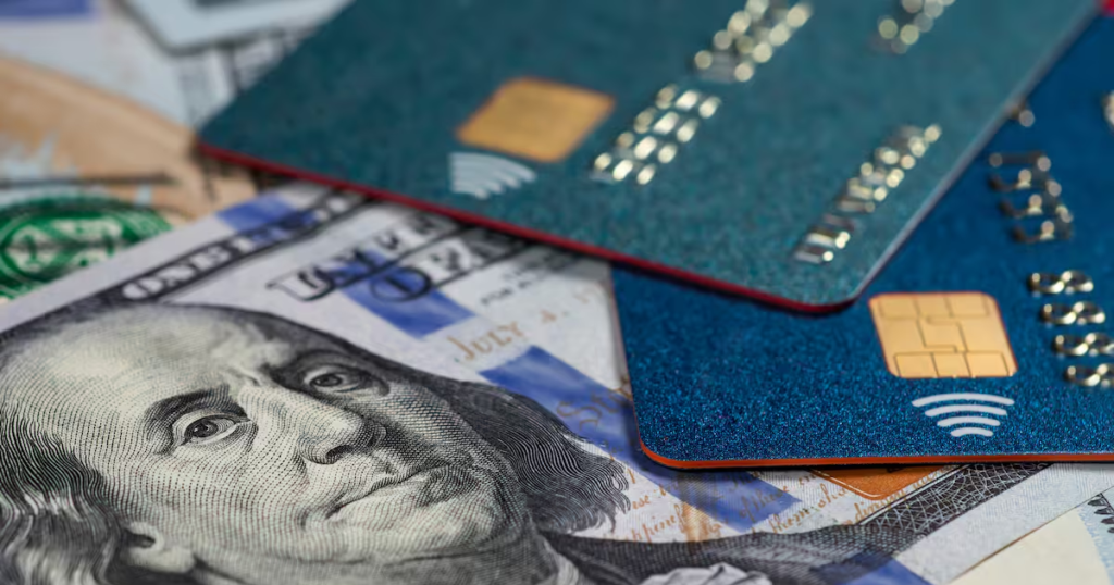 tarjetas de crédito y débito y dólares americanos en billetes de 100