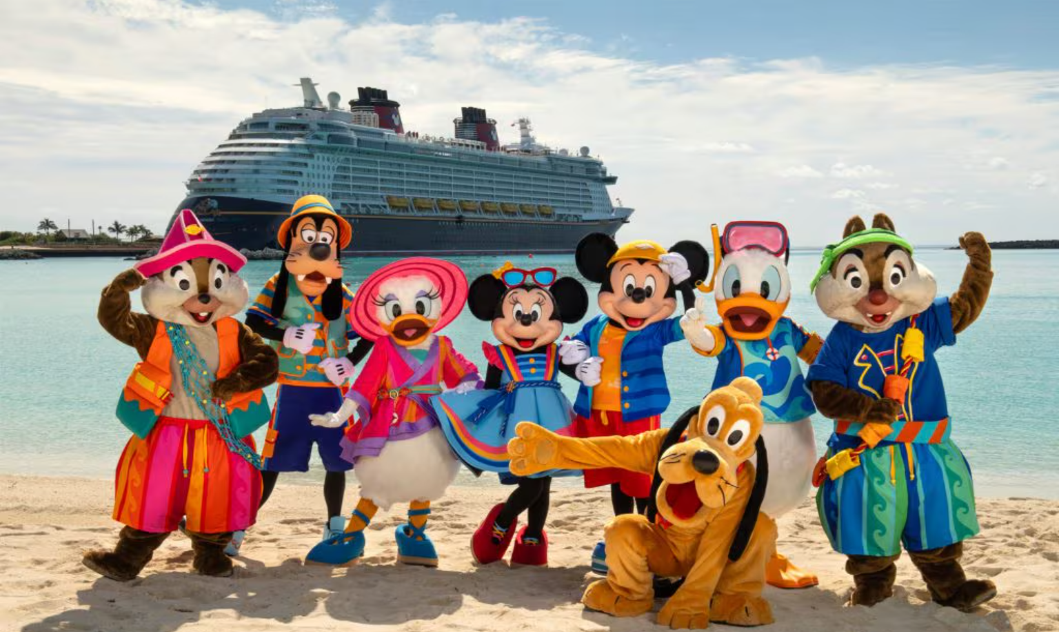 Personajes Disney posando en isla de Disney: Disney Castaway Cay. Pluto, Goofy, Minnie Mouse, Mickey Mouse, Donald y Daisy con ropa playera.