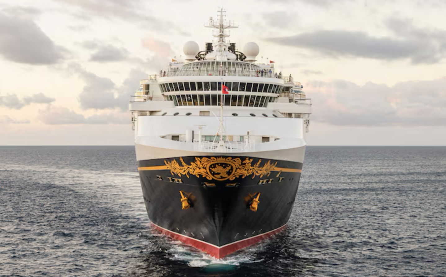 Barco Disney Cruise Line navegando en el mar en crucero trasatlántico