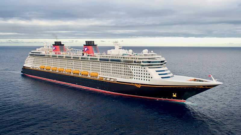 Barco Disney Fantasy de Disney Cruise Line navegando por el oceáno. 