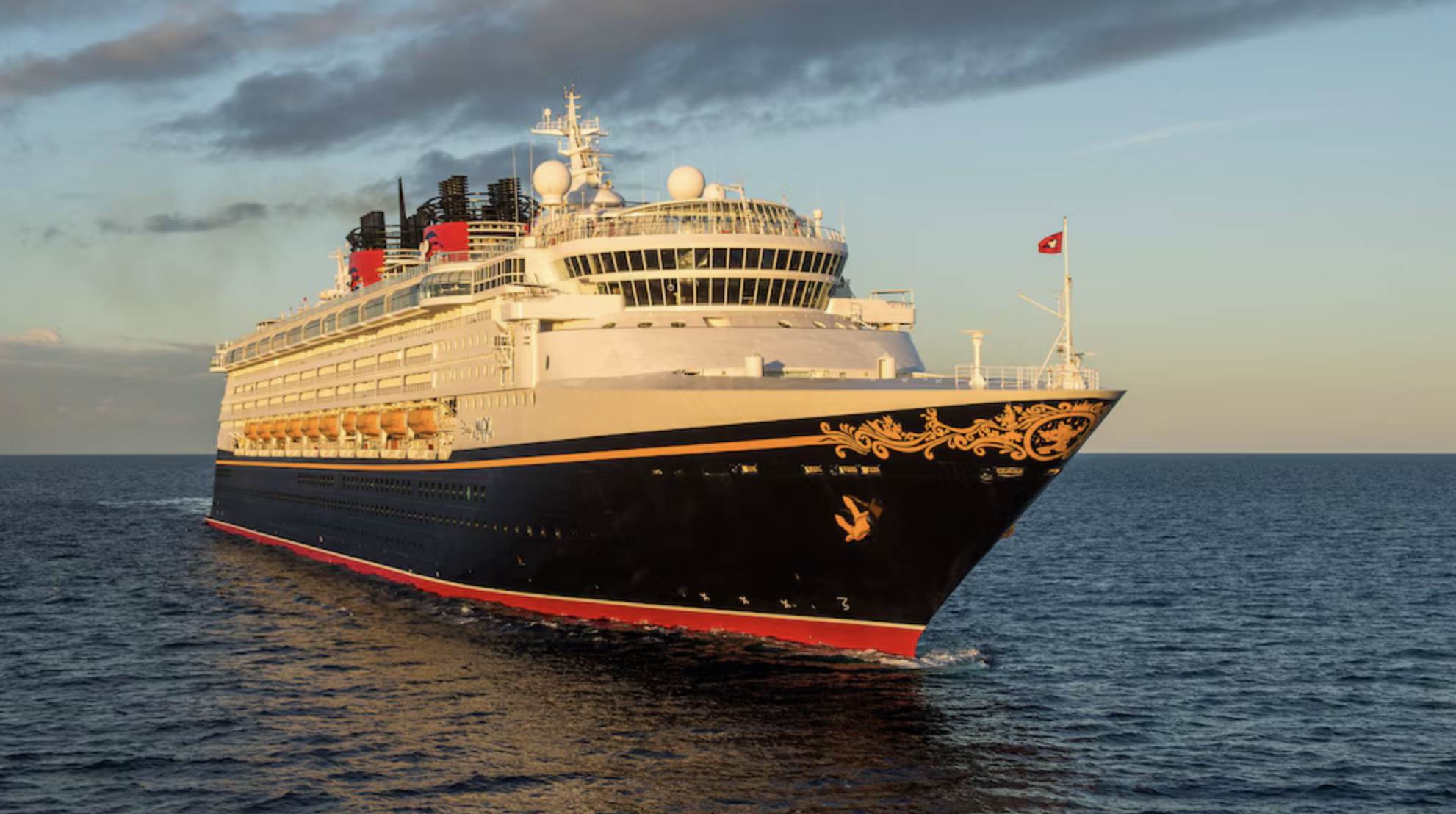 Disney Magic de Disney Cruise Line navegando por el oceáno. 