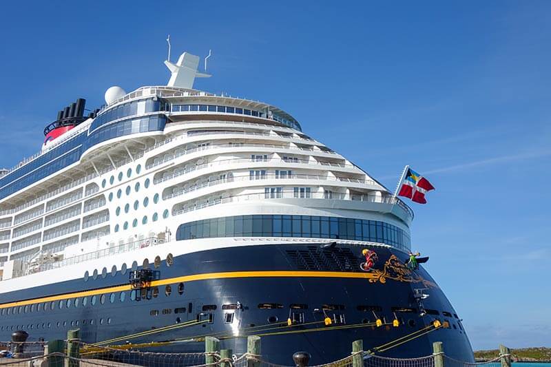 Barco Disney Destiny de Disney Cruise Line navegando por el oceáno. De frente se nota el clásico nombre del barco junto a Spider-Man