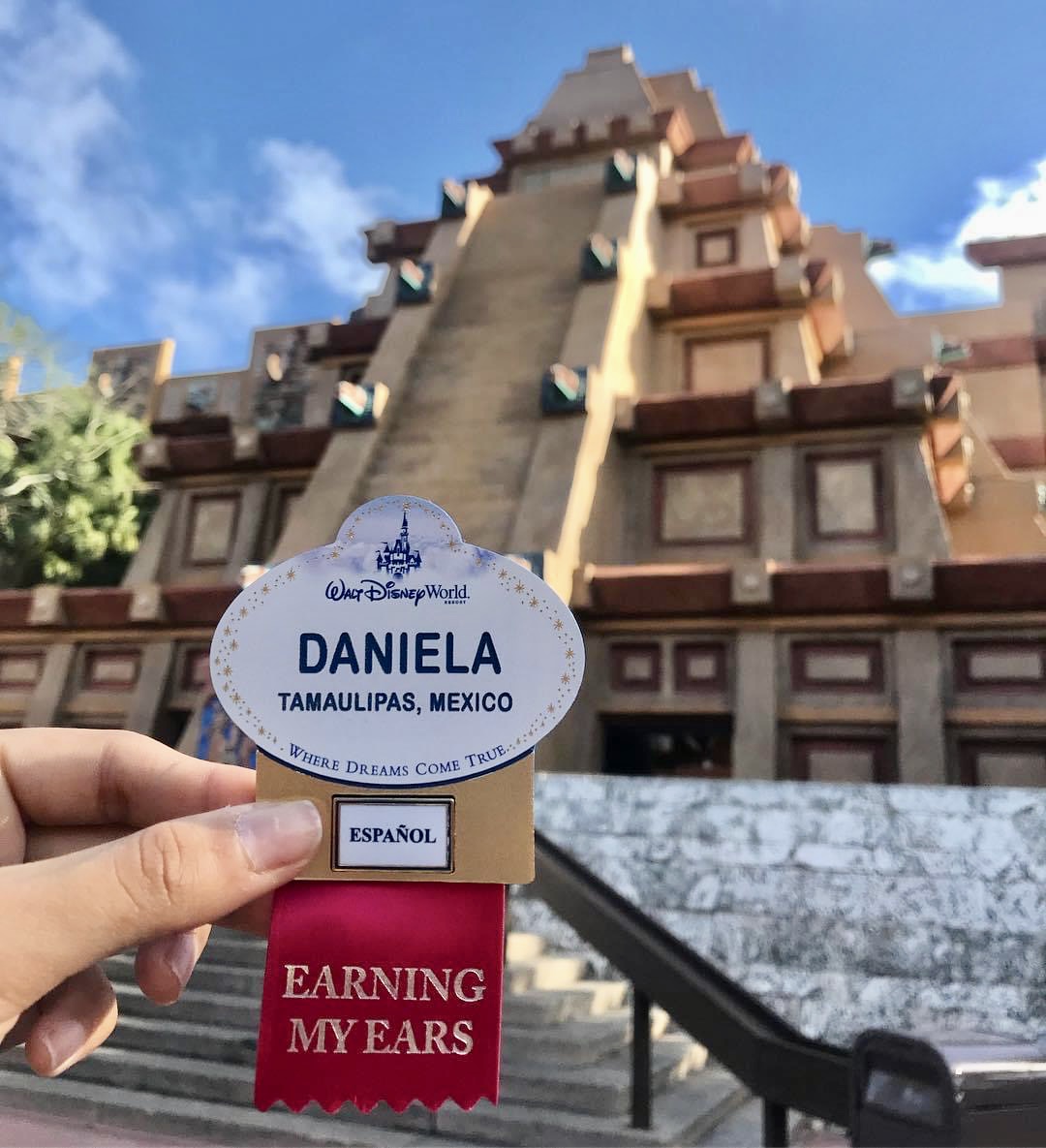 Name Tag de Cast Member de Disney enfrente de la pirámide del pabellón de México en EPCOT