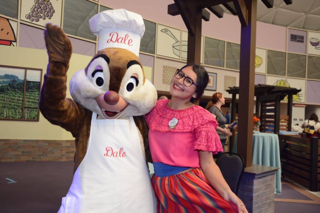 Mujer Cast Member de Disney posando con Dale