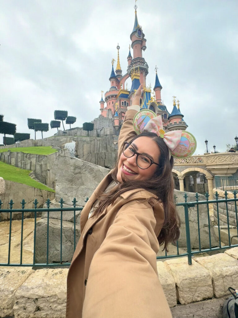 Selfie de mujer frente al castillo de la Bella Durmiente en Disneyland París