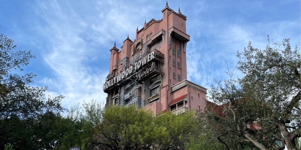 Fachada atracción Torre del Terror en Disney's Hollywood Studios en Orlando Florida