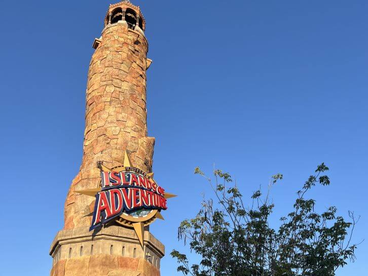 Faro Islands of Adventure justo en la entrada del parque en el Universal Orlando Resort