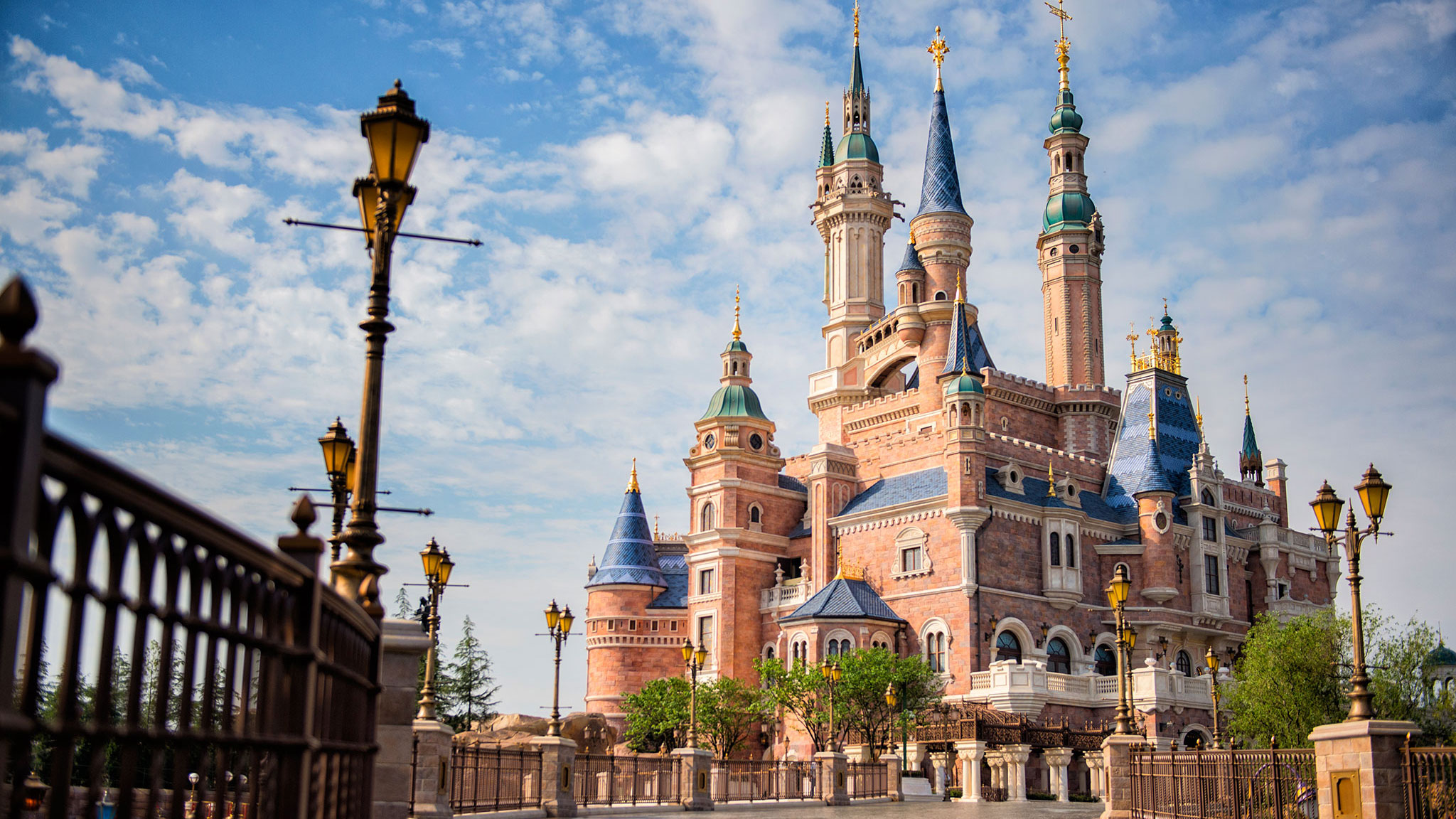 Castillo de Shanghai Disneyland desde un costado con un fondo bellísimo del cielo azulado y nubes