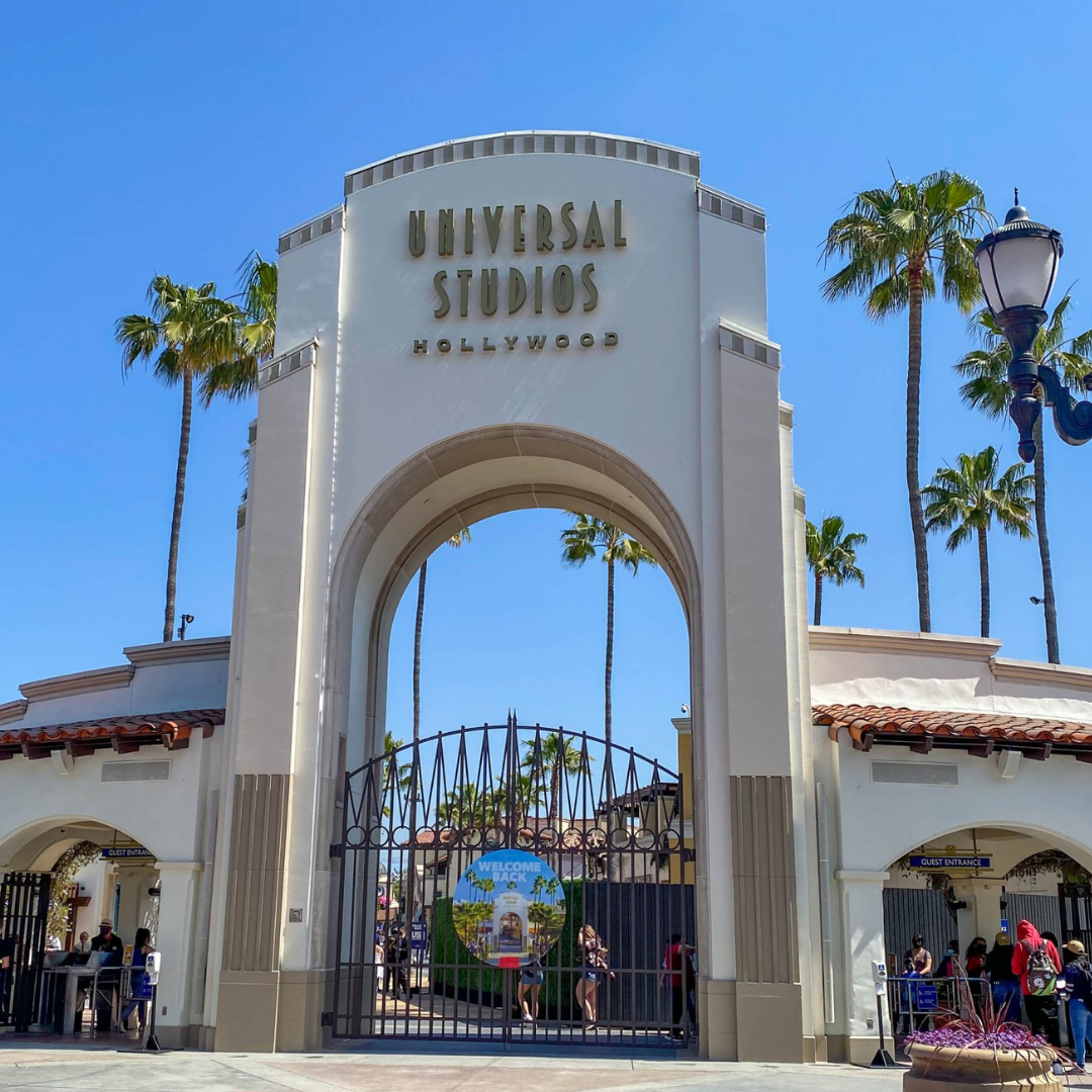 Arco de entrada parque Universal Studios Hollywood en Los Ángeles, California.