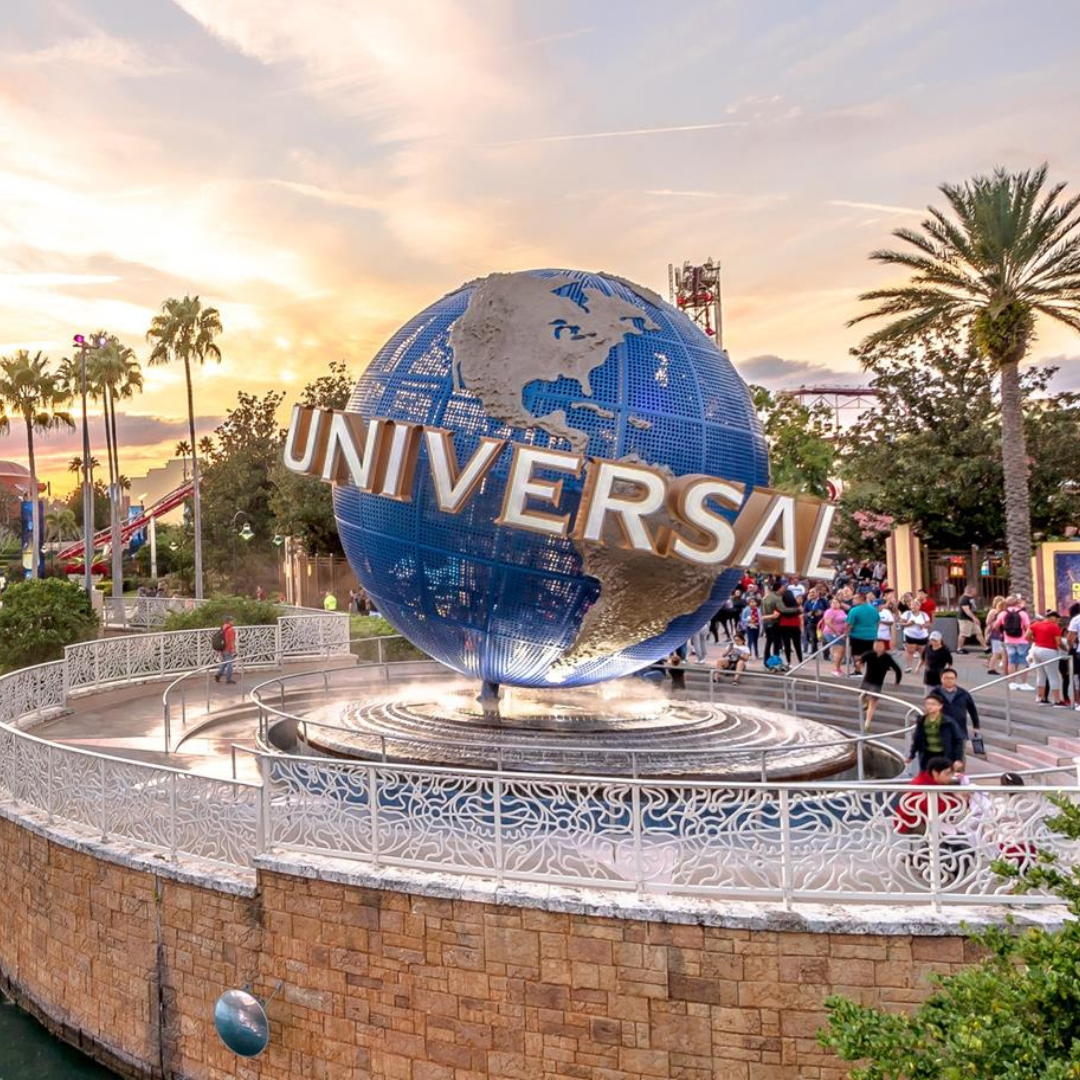 Iconico globo terráqueo de Universal Studios Orlando frente a la entrada del parque, justo a la hora del atardecer