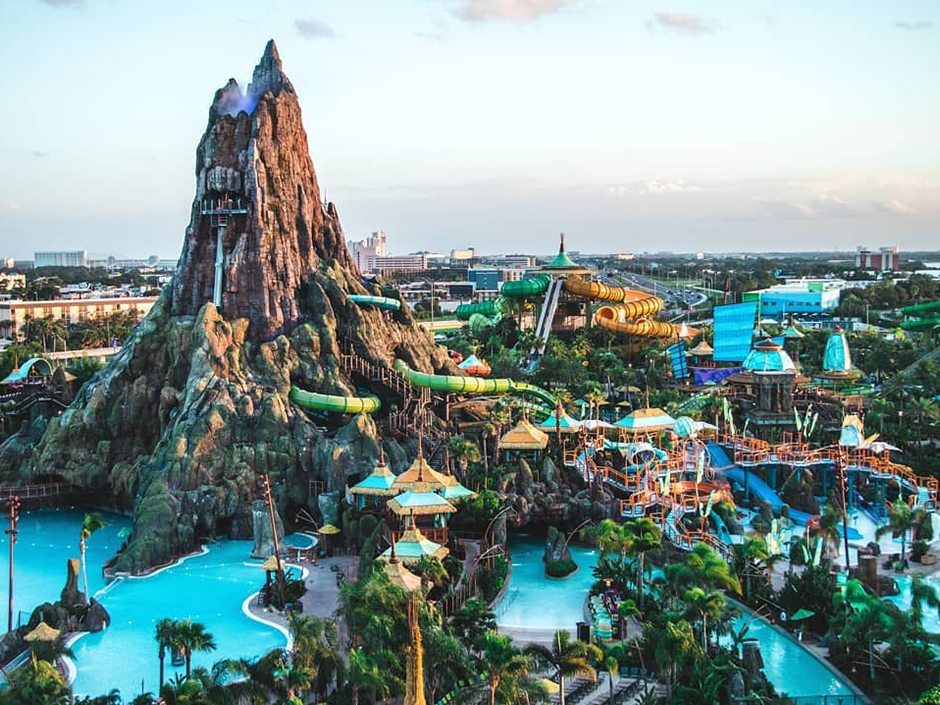 Volcano Bay parque acuático de Universal Orlando Resort. Volcán del parque de fondo, albercas, toboganes y vegetación.